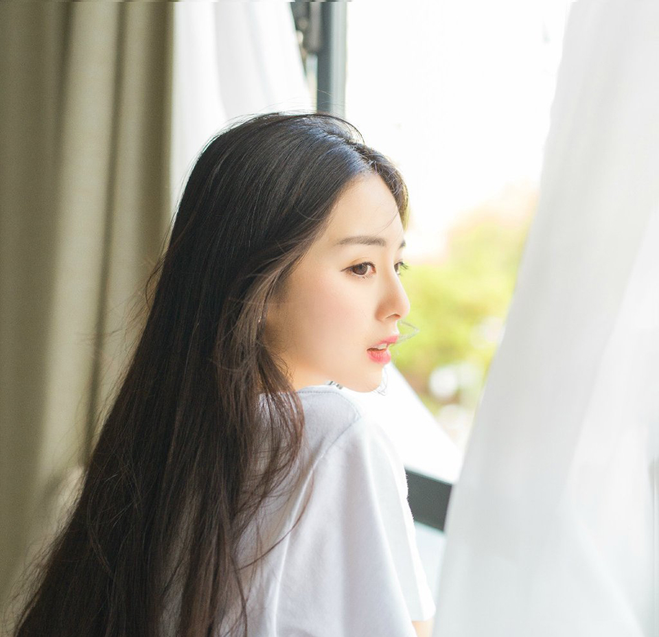 “喏！”小校点点头，神色慌急道：“回将军，泠苞被刘璝说降，如今已经打开城门，庞统、魏延已经带着兵马杀进城来，将军，我们该怎么办？”